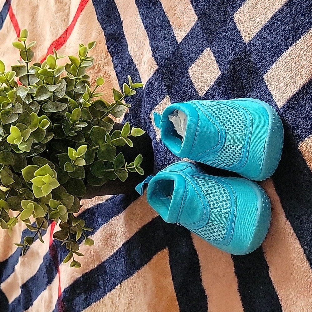 i Play water shoes. Size 4M.